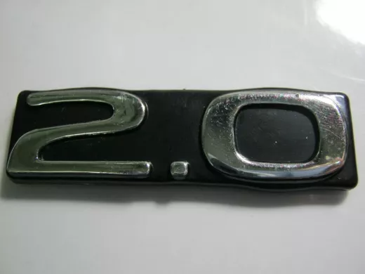 Эмблемма пластик в п/э надпись 2.0 хром 5,5x1,6 см 01437